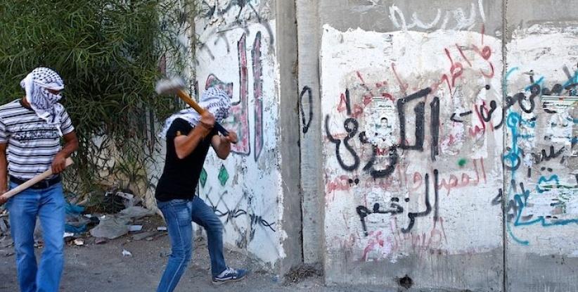 نشطاء يهدمون جزءا من الجدار في ساعات الليل بالقرب من بير نبالا