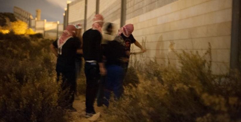 نشطاء يحدثون ثغرة في جدار الفصل العنصري بالخضر