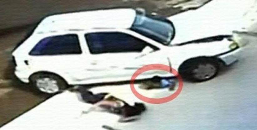 بالفيديو : الموت نفسه قد يستغرب نجاة هذا الطفل من أغرب حادث