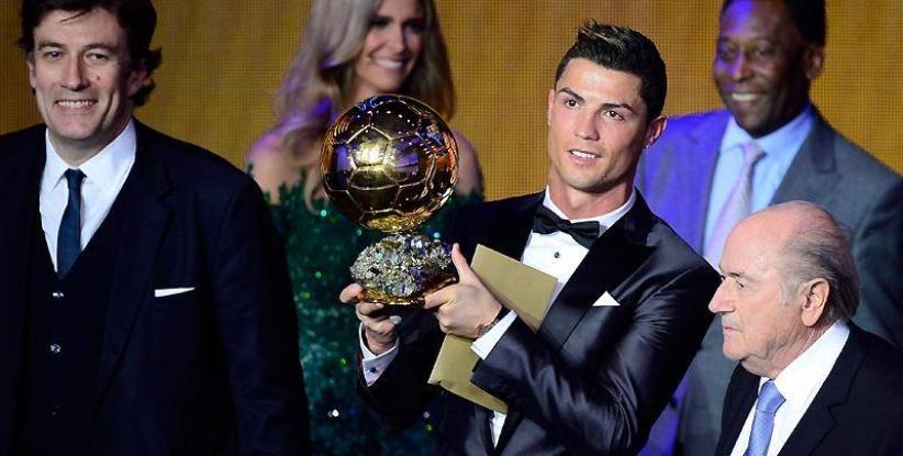 بالصور : كرستيانو رونالدو يفوز بالكرة الذهبية كأفضل ﻻعب للعام 2013