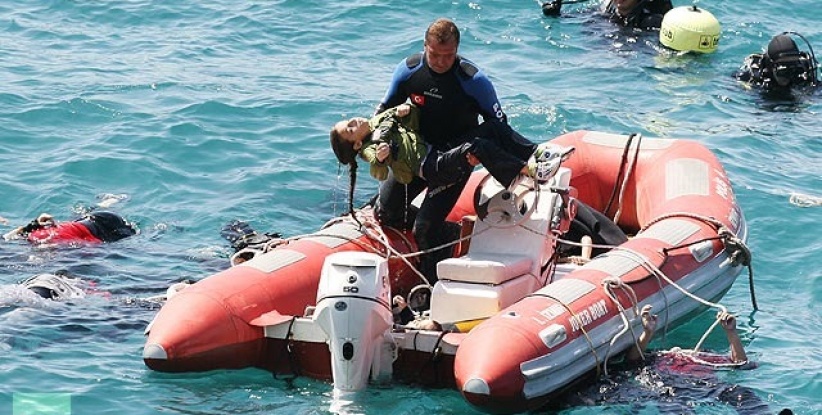 انقلاب قارب مهاجرين أمام جزيرة يونانية وفقدان 12 مهاجرا