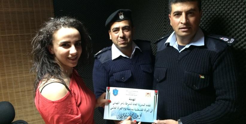 شرطة بيت لحم تكرم الزميلة الصحفية 