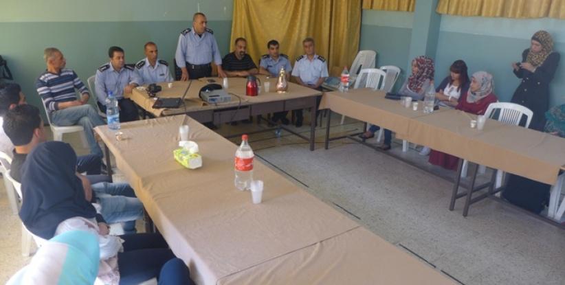 الشرطة تفتتح دورة اعداد مرشدين في مجال التوعية والارشاد في مخيم الدهيشة ببيت لحم