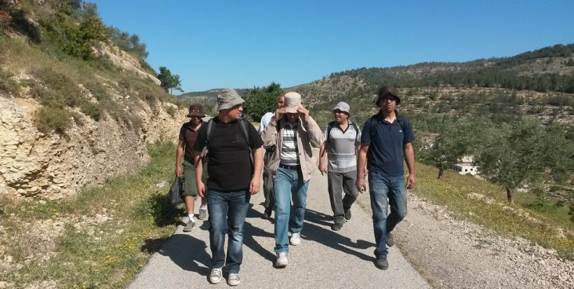 نشطاء:اسرائيل تخطط لاقامة جسر معلق في اراضي المخرور