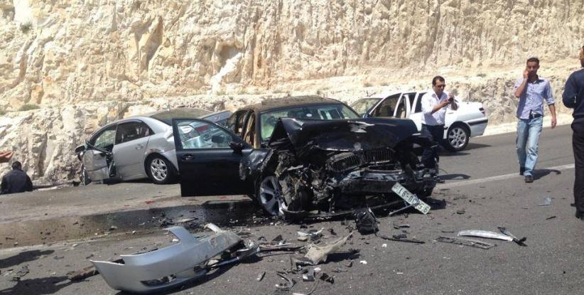 بالصور : حادث سير مروع على طريق واد النار