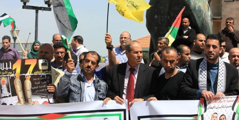 المئات يحيون يوم الاسير في الضفة والقطاع