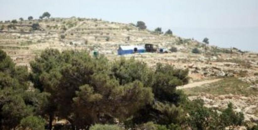 نشطاء يقيمون قرية لمواجهة الاستيطان ببيت لحم