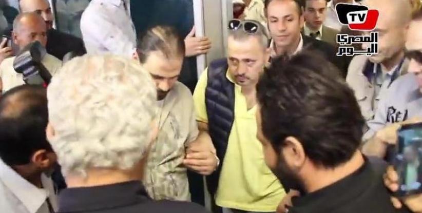 بالفيديو: جورج وسوف يصل مطار القاهرة بحالة صحية سيئة