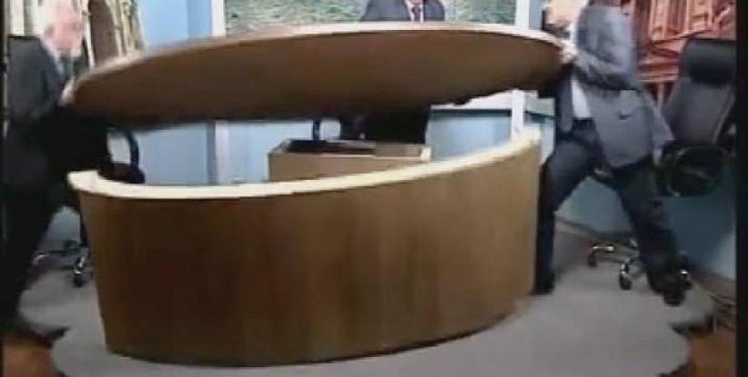 بالفيديو: مشاجرة حامية بين صحافيين مباشرة على الهواء