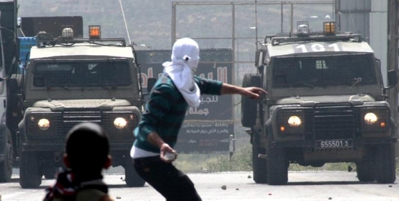 الحملة مستمرة بالخليل.. اعتقال 12 مواطنا وسرقة منزلين وجمعيات