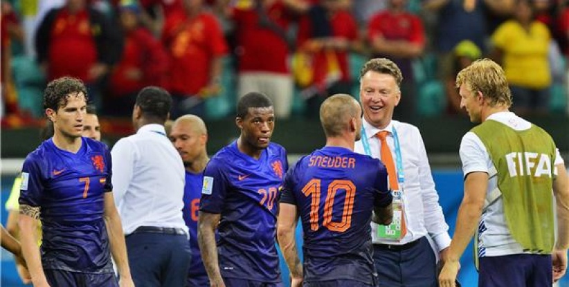 هولندا تستبيح اسبانيا 