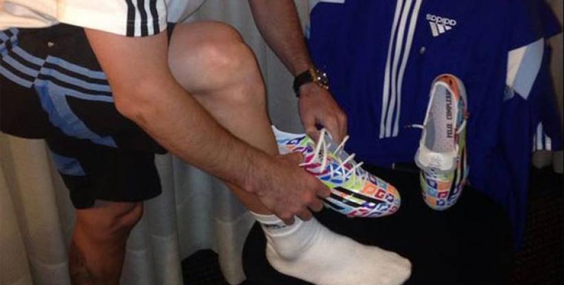 بمناسبة عيد ميلاده ميسي يرتدي حذاء غريبا