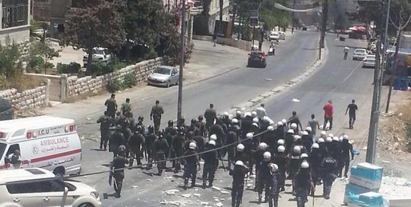 احتجاجات عنيفة على خلفية مقتل شاب من مخيم الأمعري