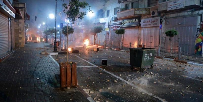 الشرطة تقبض على 17 شخصا ممن شاركوا في الاعتداء على مركز شرطة رام الله