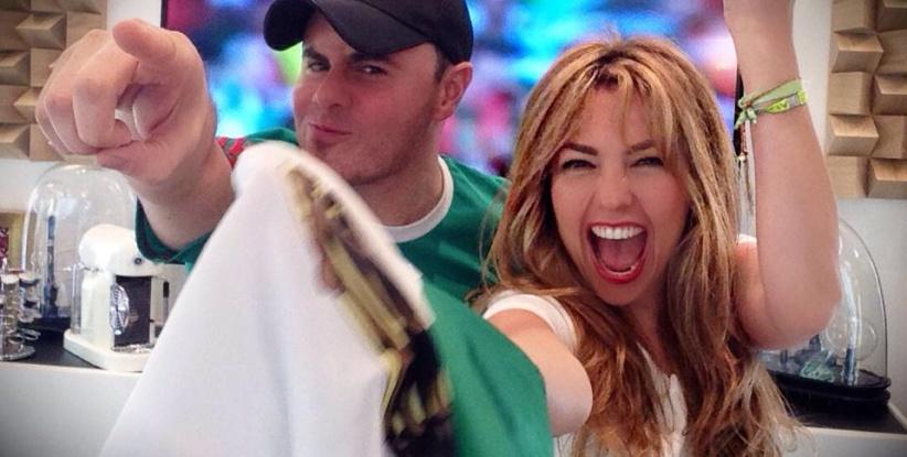 مطربة شهيرة تطلب الزواج من حارس المكسيك