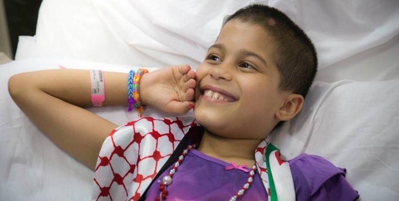 بالصور- محمد عساف يزور جرحى غزة في عمان