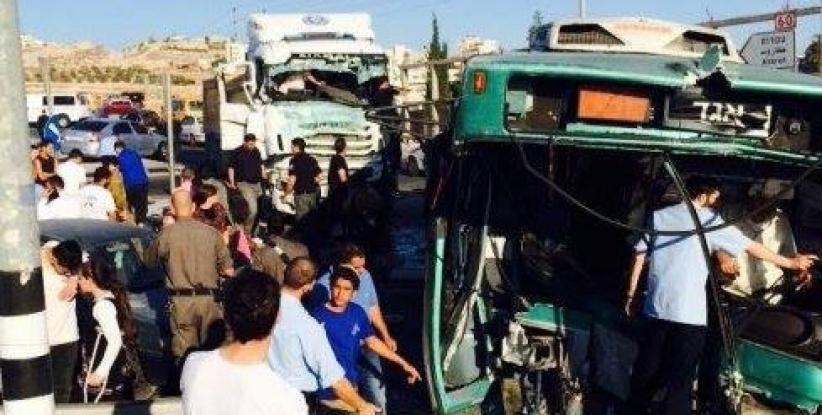 24 مصابا في حادث تصادم بين حافلة وشاحنة في القدس