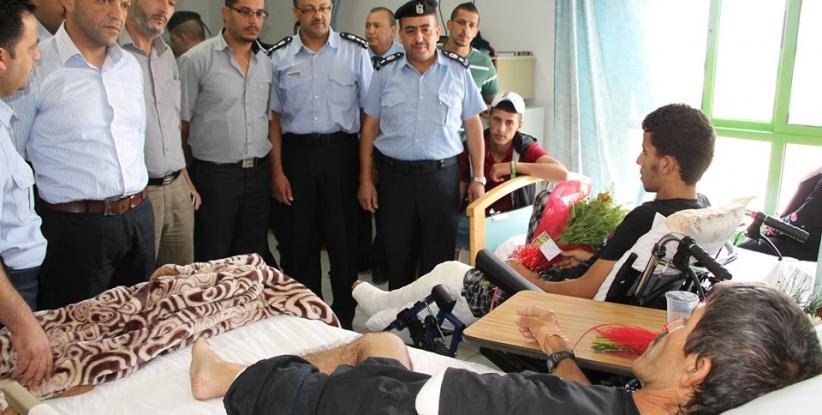 بالصور :- الشرطة وحركة فتح تطمئنان على جرحى العدوان الإسرائيلي على قطاع غزة