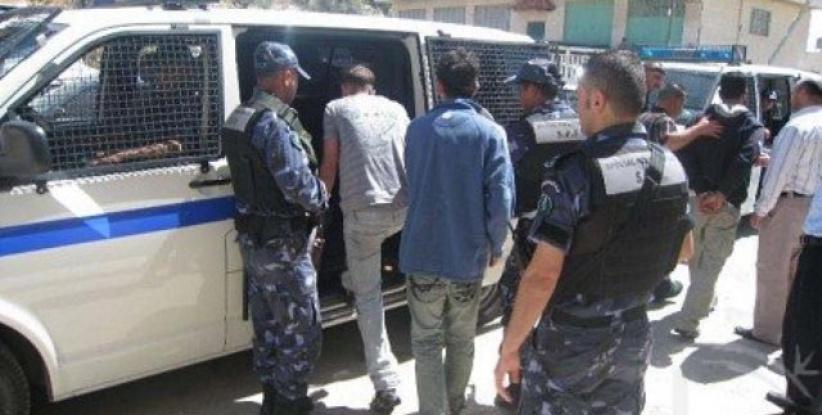 الشرطة تكشف ملابسات قضية تزوير أوراق ثبوتية وتضبط لوحات أرقام مسروقة في المحافظة