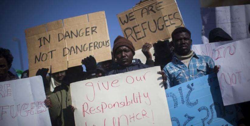 جنود الاحتلال يسرقون العمال الاجانب تحت تهديد السلاح