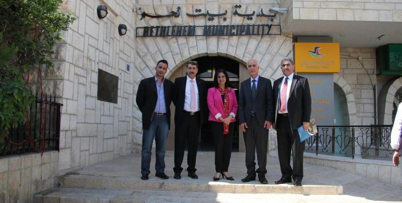 رئيسة بلدية بيت لحم تستقبل وزير الحكم المحلي وتطلعه على أبرز احتياجات المدينة