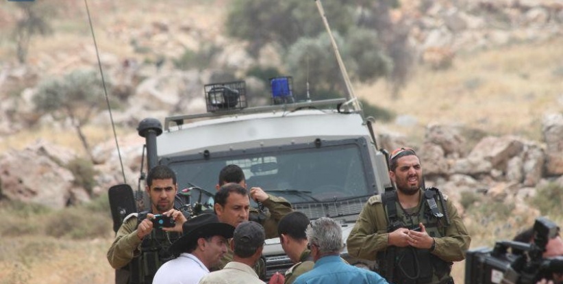 مواطنون يهدمون خيمة نصبها مستوطنون جنوب الخليل واعتقال مواطن