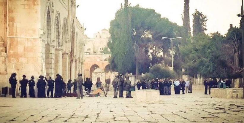 قوات الاحتلال تقتحم الاقصى وتهاجم المصلين وتخلي الساحات