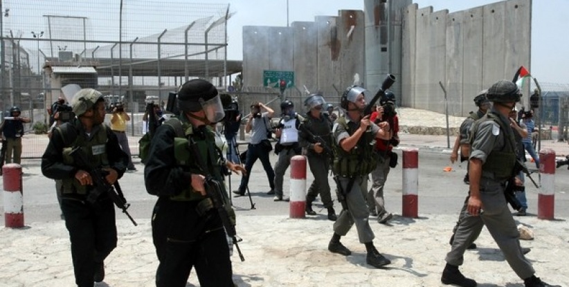 مستوطن يطلق النار بالقرب من حاجز حزما