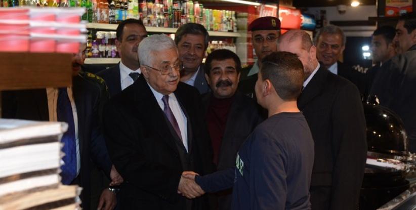 الرئيس عباس يتجول في رام الله ويتفقد أحوال المواطنين