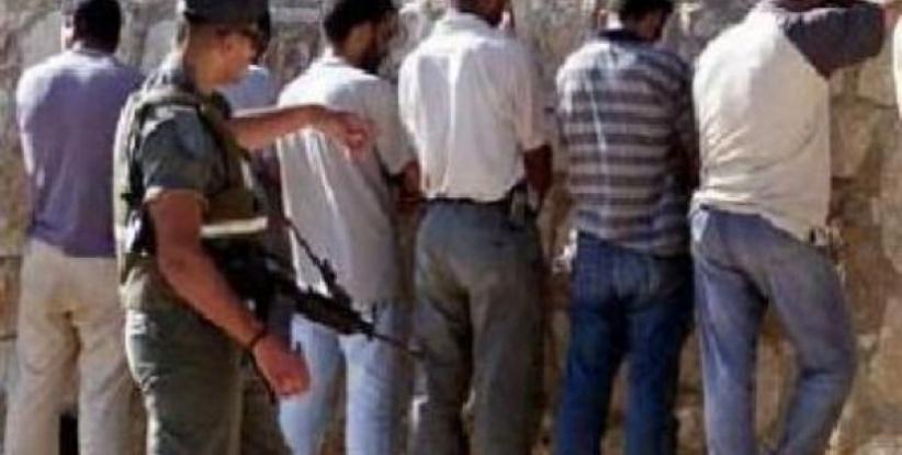 الاحتلال يعتقل 52 عاملا فلسطينيا