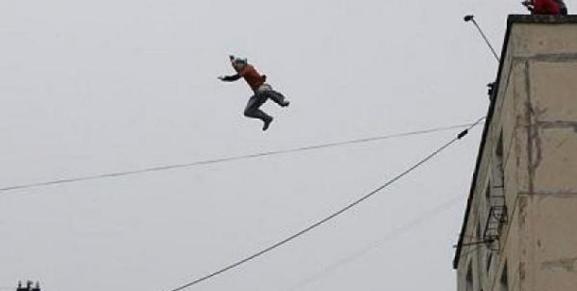 مواطن يلقي بنفسه من الدور الرابع والسبب هو ” أزمه البسطات ” بطولكرم