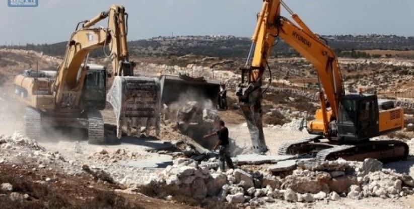 الاحتلال يخطر بهدم بئر في الكوم جنوب غرب الخليل