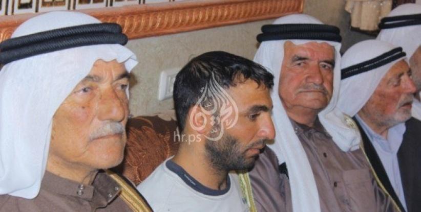 بالفيديو..بعد خطفه الساعة 6 صباحا.. عائلة أبو عيشه تسلم المختطف لديها لعائلة الجعبري في الخليل