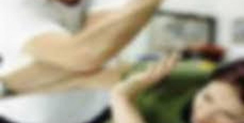 بالفيديو: أب يعذب ابنه بطريقة وحشية... والمذيعة تطرده من الحلقة على الهواء مباشرة