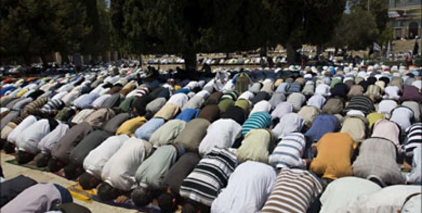 350 ألف مصلٍ يؤدون الجمعة بالأقصى