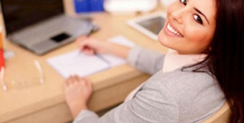 النساء يعملن برواتب عالية ورجالهن بالمنزل لرعاية الأطفال