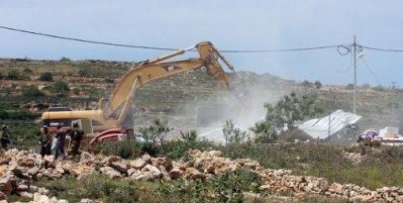 كيسان: الاحتلال يخطر بهدم غرفة زراعية وجدران استنادية