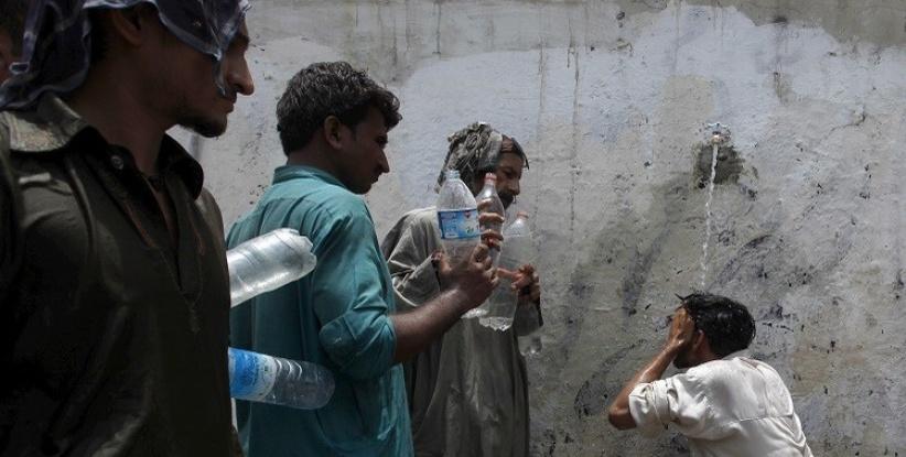 علماء دين في باكستان يحللون الإفطار بسبب موجة الحر