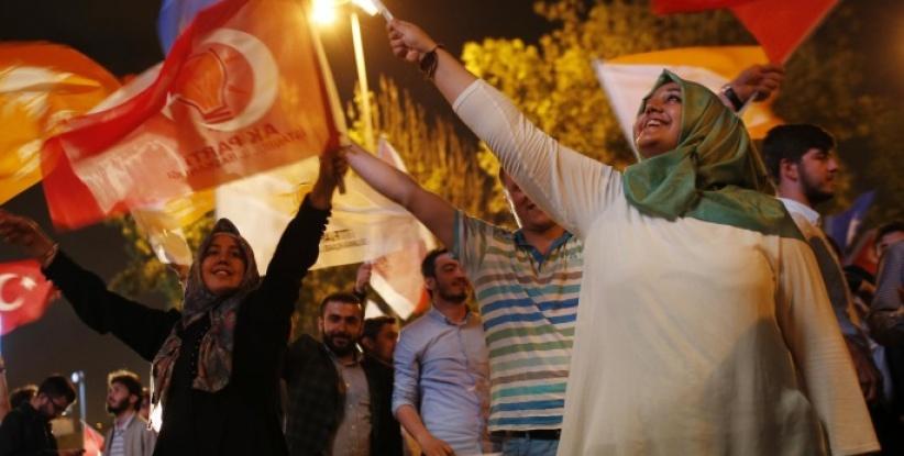العدالة والتنمية بلا أغلبية مطلقة ودعوات بتركيا لاقتراع جديد