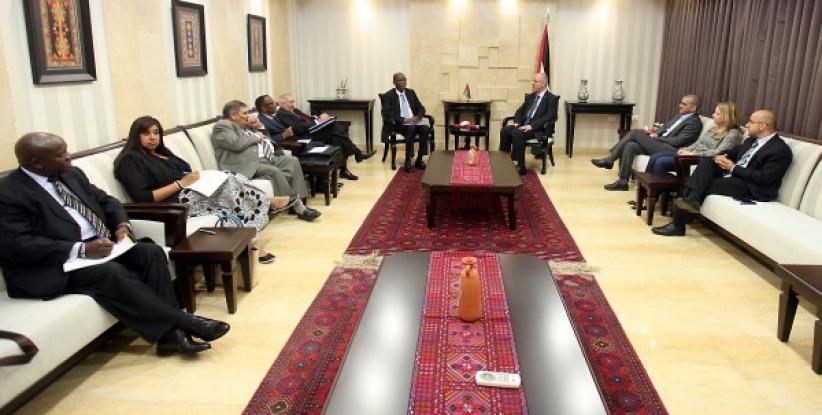 الحمد الله يبحث مع المبعوث الرئاسي الجنوب افريقي للشرق الأوسط آخر التطورات السياسية