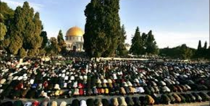 الاحتلال يمنع صلاة الغزيين بالأقصى بعد صاروخ الليلة