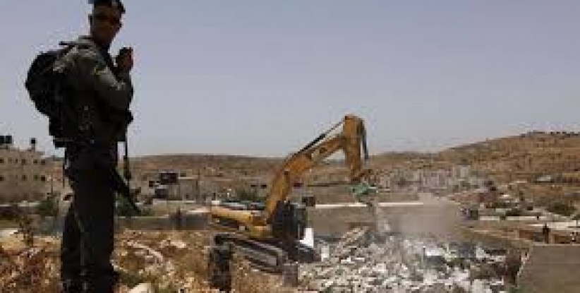 الاحتلال يعتقل طفلا وفتىً ويسلم إخطارات جنوب الخليل