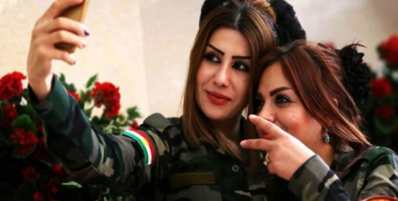 بالصور: Selfie لمقاتلات من البشمركة قبل مواجهة داعش