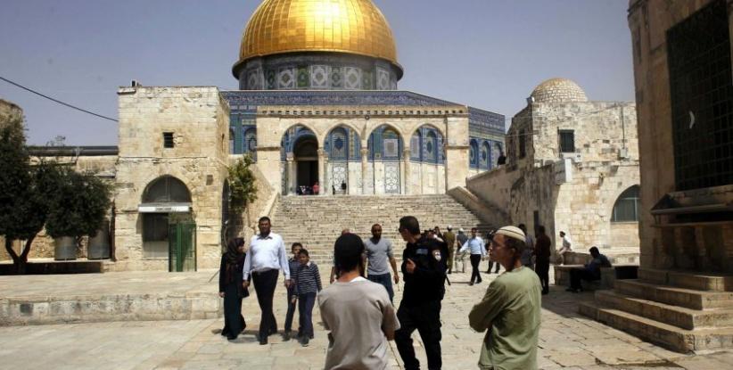 مستوطنون يقتحمون باحات الأقصى واعتقال مقدسية