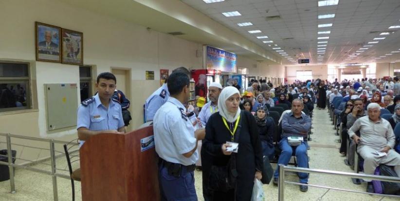 الاحتلال يمنع سفر 17 مواطنًا عبر معبر الكرامة