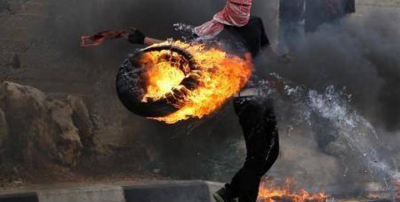 مواجهات في بيت امر بالخليل ليلاً