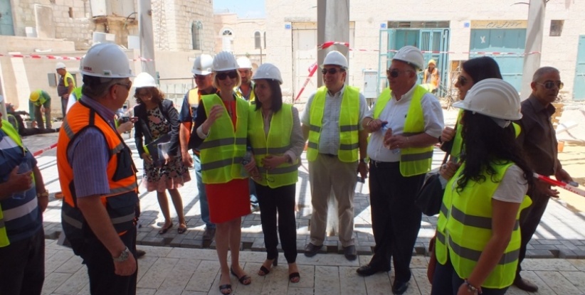 رئيسة بلدية بيت لحم وجوانا منتلو تتفقدان مشروع السوق القديم ومكتب خدمة الجمهور