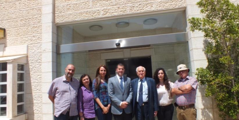 وفد من مؤسسة تطوير بيت لحم 2000 الفلسطينية في التشيلي يزور مركز بيت ساحور الطبي