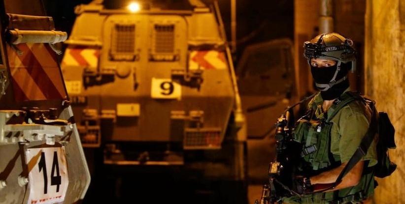 الاحتلال يعتقل 9 شبان بمداهمات بالضفة