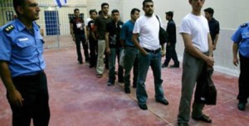 128 عملية قمع وتنكيل بالأسرى في السجون منذ بداية العام